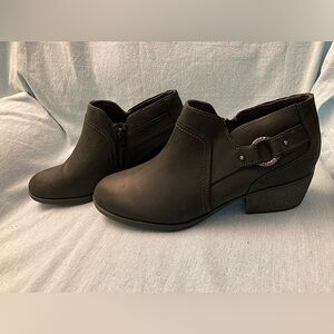 NWT Clarks Collection Leather Side Zipper Heeled Charlten Grace 8.5W